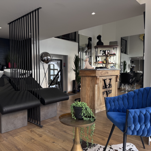 L'accueil du salon avec vue sur les bacs à shampoing et l'espace coiffage